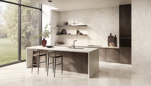 Provenza Unique Bourg Variee Blanc – płytka gresowa imitująca jasny kamień w kuchni z wyspą